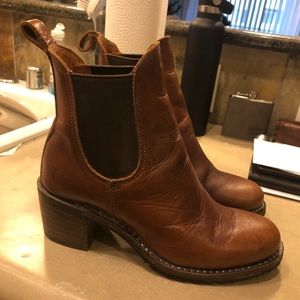Frye Sabrina Chelsea boot - Size 9 - 2 months old